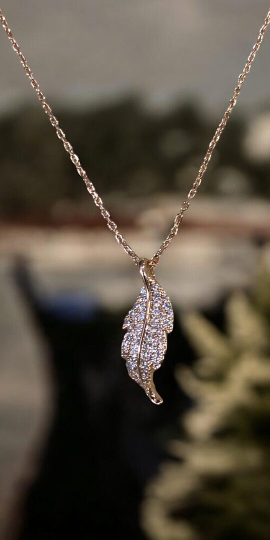 Small feather necklace embellished with crystals in gold finish