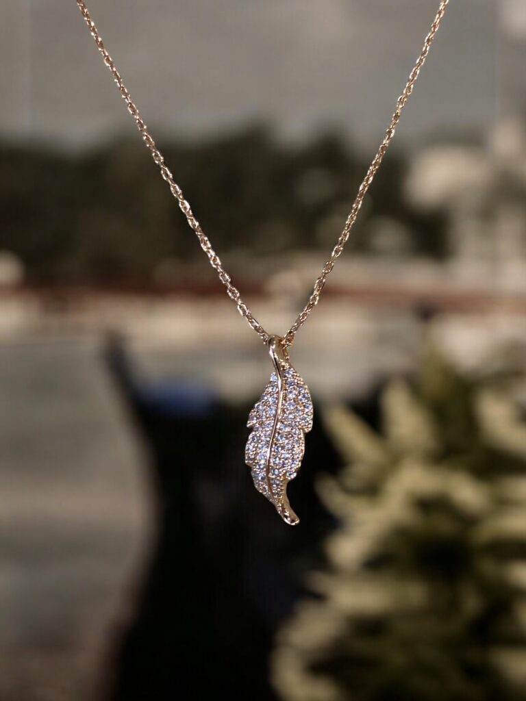 Small feather necklace embellished with crystals in gold finish