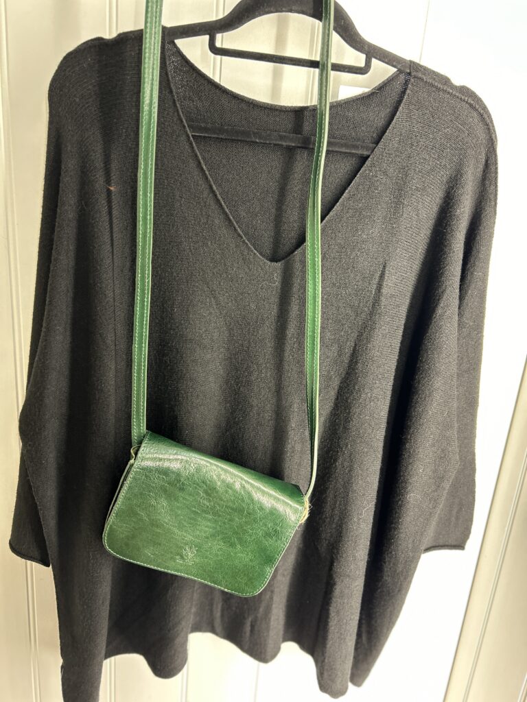 October loose V-neck jumper. Black.