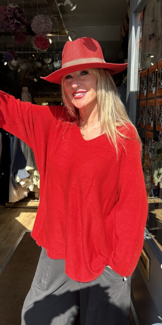 October V-neck loose jumper. Red.