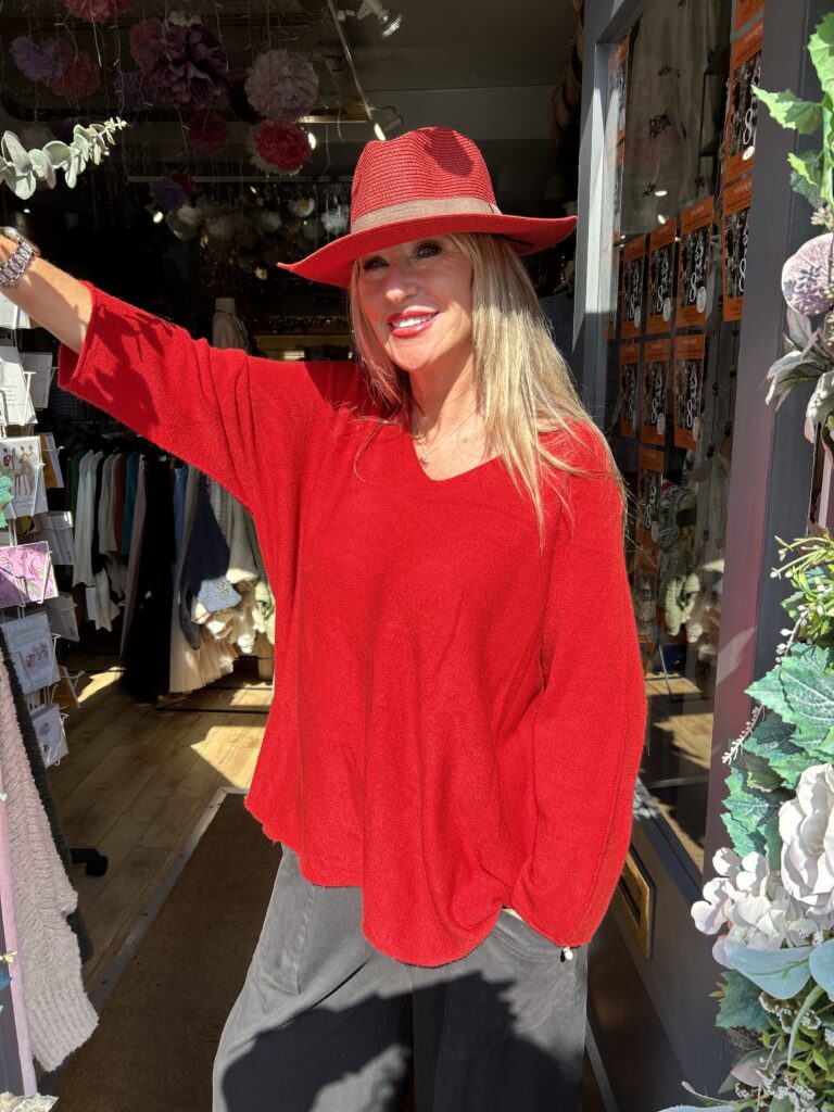 October V-neck loose jumper. Red.
