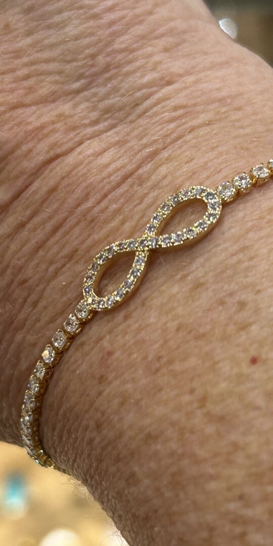Infinity bracelet. Gold.