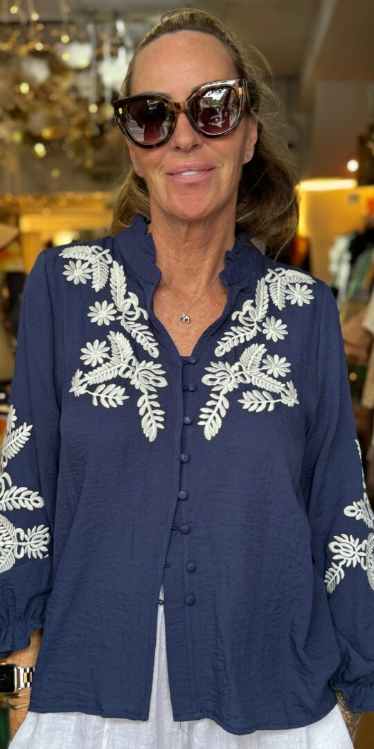Dolly blouse. Navy blue,. White embroidery.