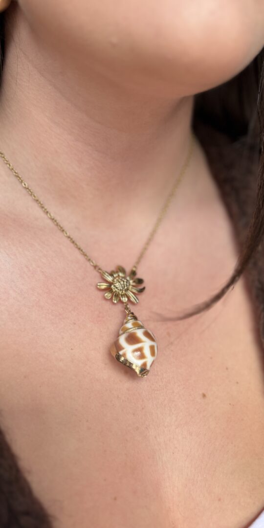Paula Necklace. Plated staninless steel. Flower and sea shell design.