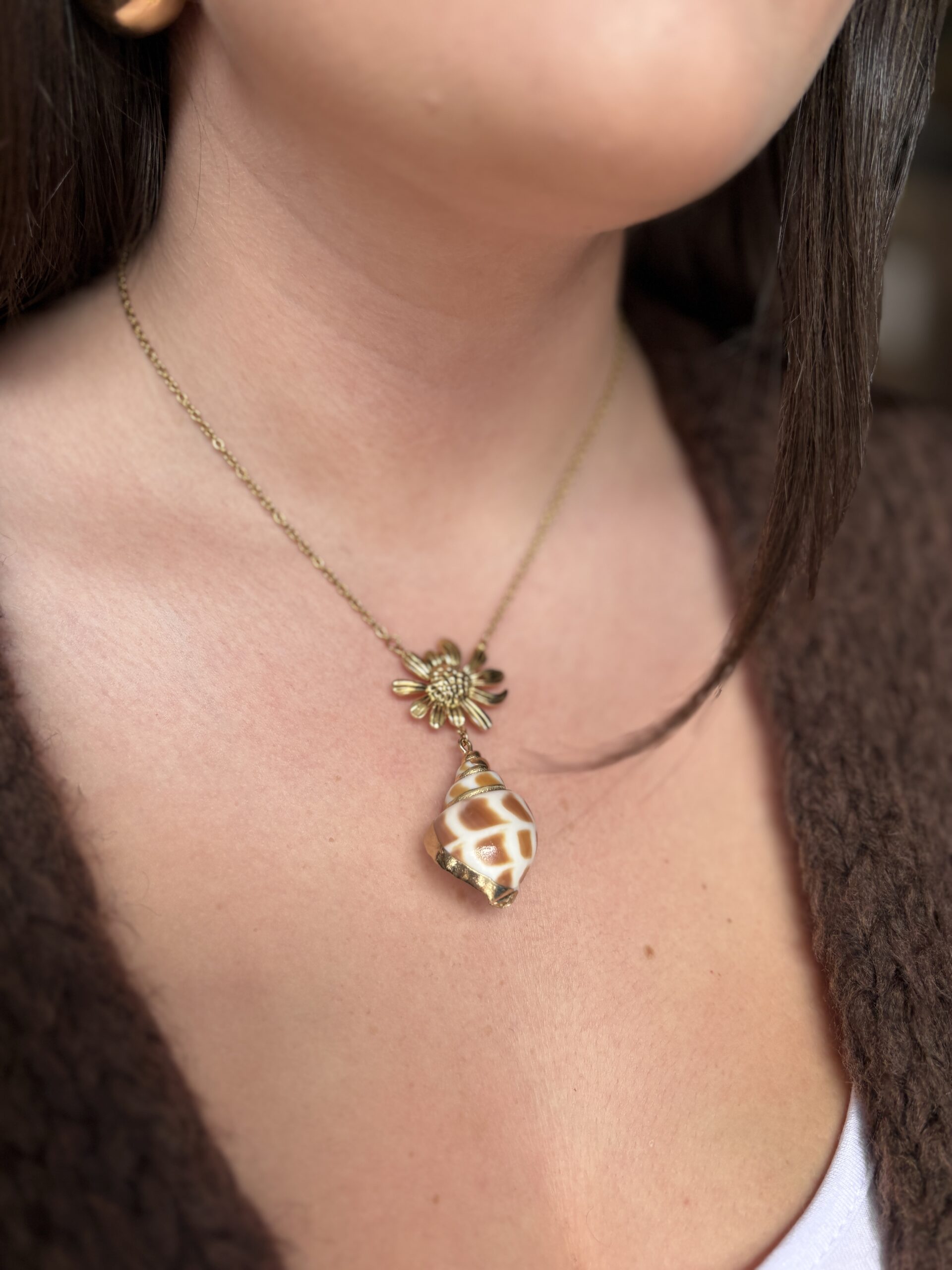 Paula Necklace. Plated staninless steel. Flower and sea shell design.