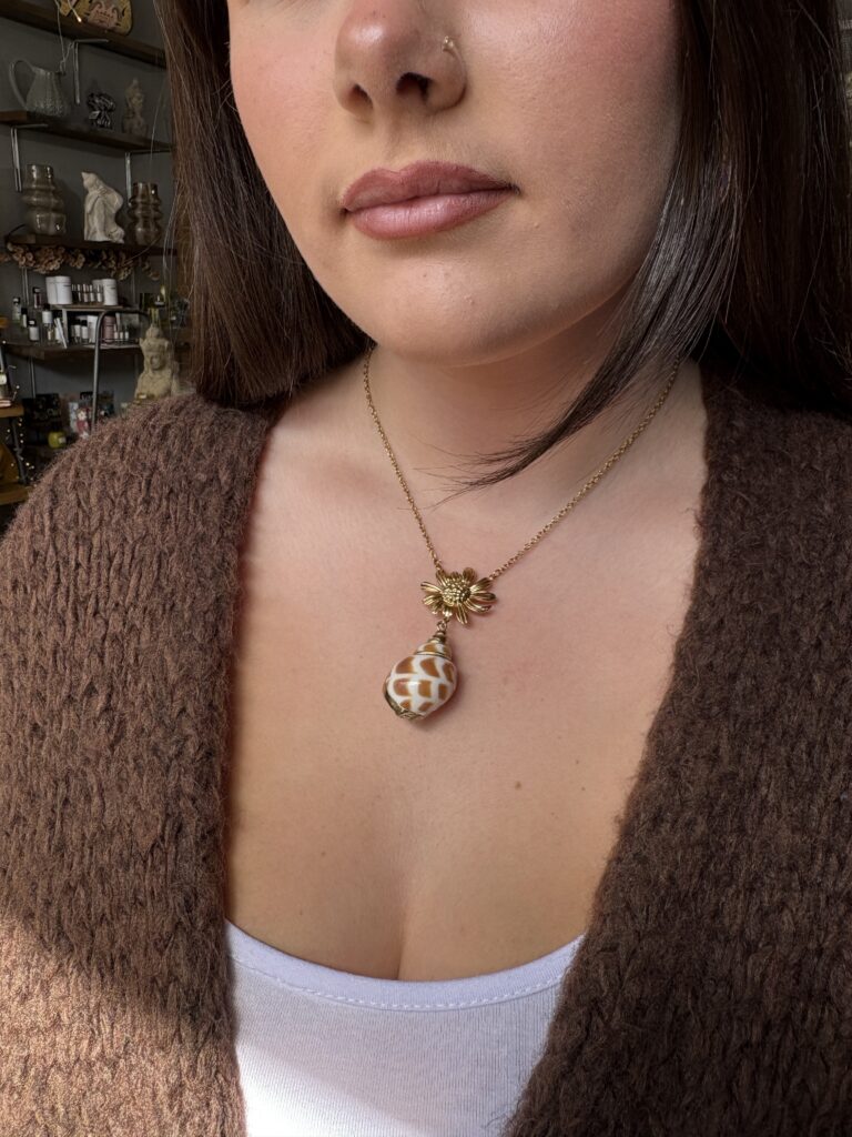 Paula Necklace. Plated staninless steel. Flower and sea shell design.