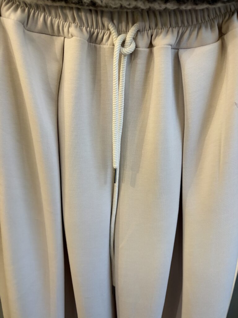 Cozie trousers. Wide leg. Pleats on front. Cream