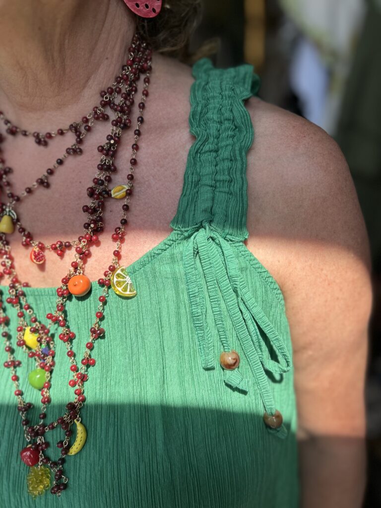 Zuri dres. Maxi. Frilly adjustable straps. Low round neckline front and back. Emerald