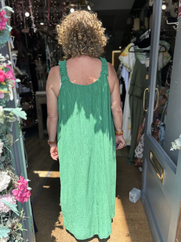 Zuri dres. Maxi. Frilly adjustable straps. Low round neckline front and back. Emerald