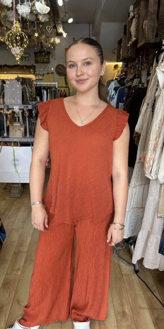 Bonnie frill top. V-neck . Crinkly fabric. Rust.
