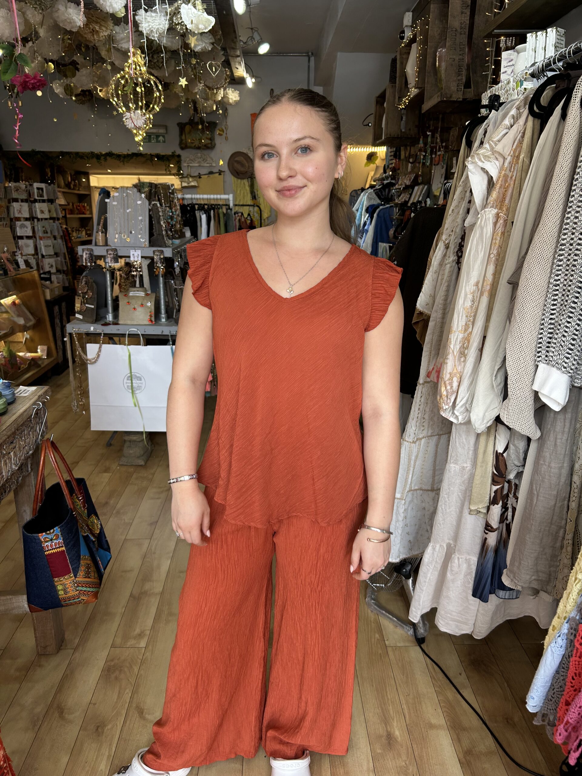 Bonnie frill top. V-neck . Crinkly fabric. Rust.