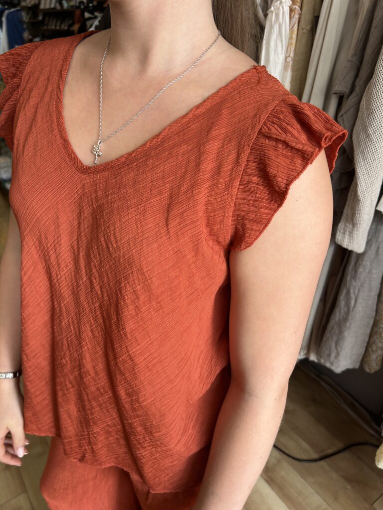 Bonnie frill top. V-neck . Crinkly fabric. Rust.