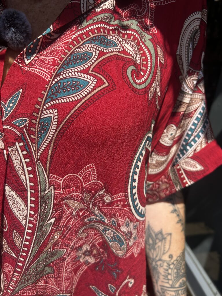 Beryl dress. Shirt collar. Centre pleat. Large pattern. Red
