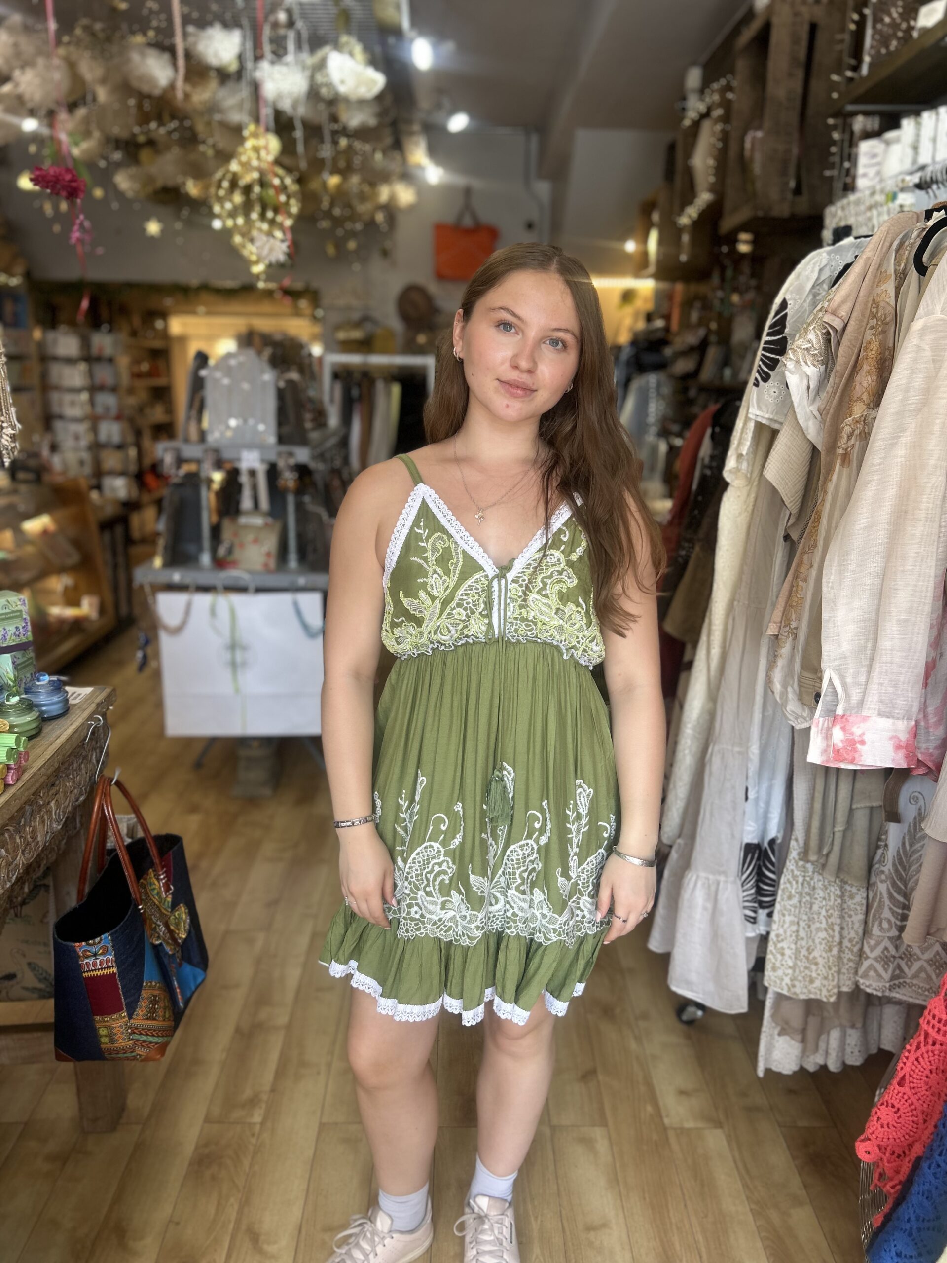 Alba short dress. Lace detail. Embroidery. Olive