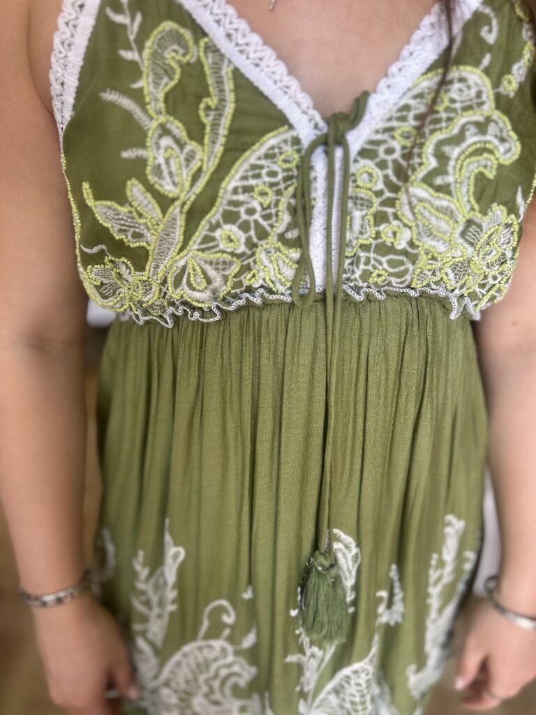 Alba short dress. Lace detail. Embroidery. Olive