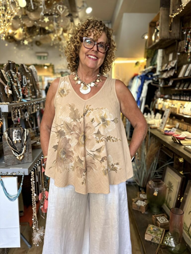 Bibi Top . Large floral print. Flared style. Cream