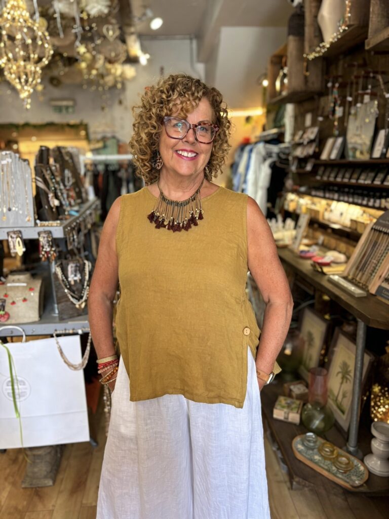 Reya linen vest. Side slits. Decorative wooden buttons. Caramel