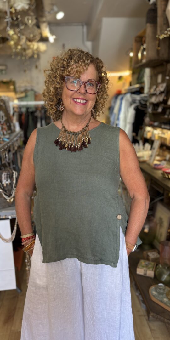 Reya linen vest. Side slits. Decorative wooden buttons. Khaki