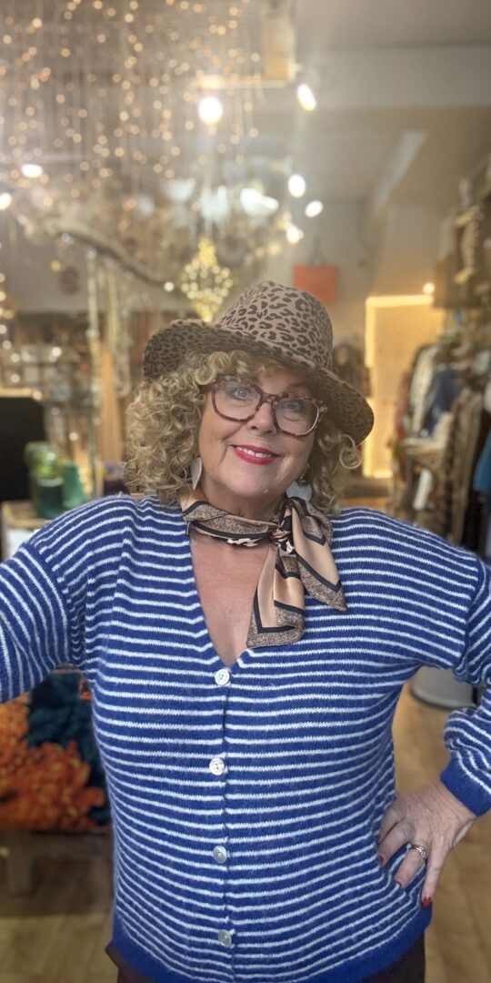Jenna Stripe Cardigan. Thin stripe Very fluffy. V-neck. Royal